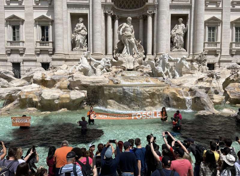 blitz degli attivisti di ultima generazione alla fontana di trevi 8