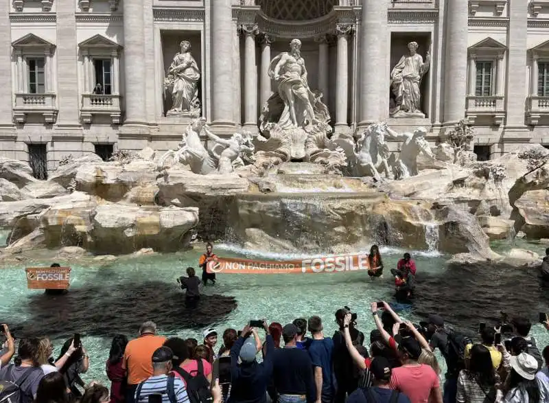 blitz degli attivisti di ultima generazione alla fontana di trevi   8