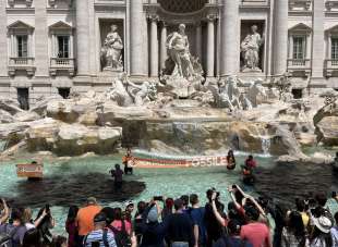 blitz degli attivisti di ultima generazione alla fontana di trevi 8