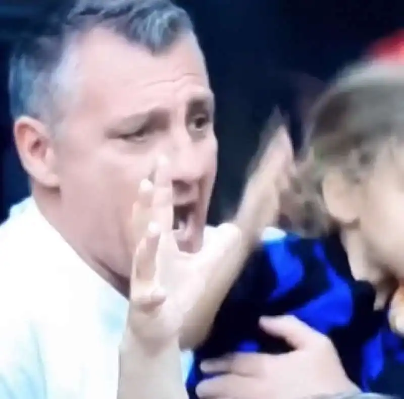 bobo vieri allo stadio con la figlia 