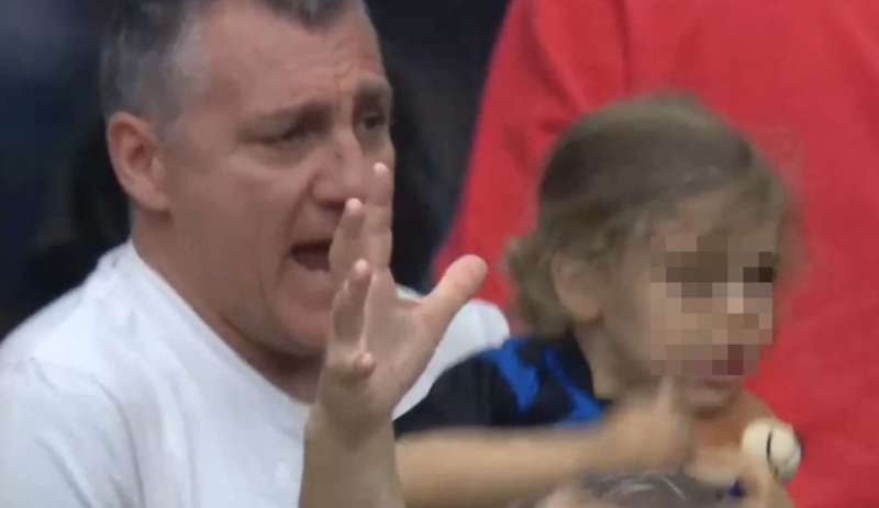 bobo vieri allo stadio con la figlia