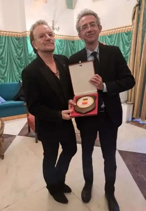 bono vox a napoli con il sindaco gaetano manfredi 