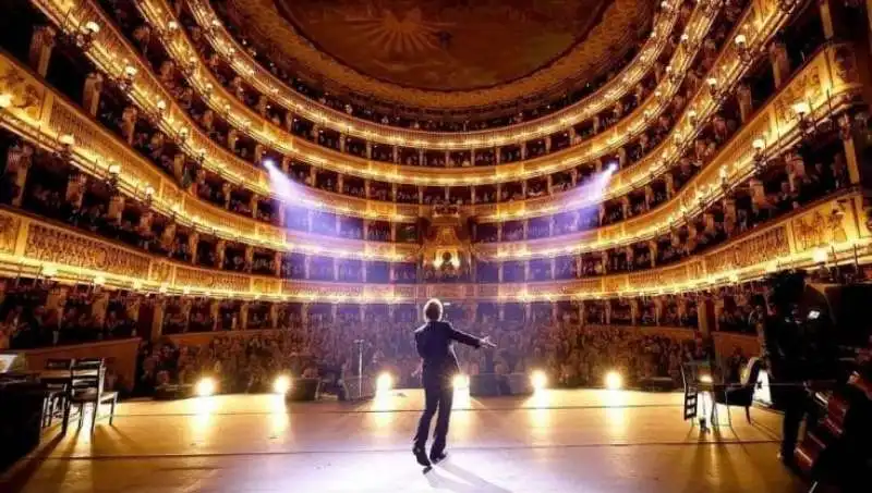 bono vox al teatro san carlo di napoli. 