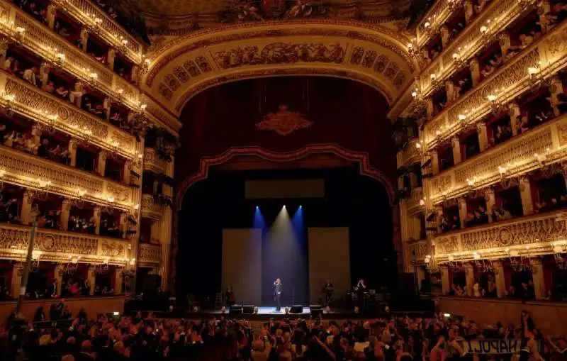 bono vox al teatro san carlo di napoli. 