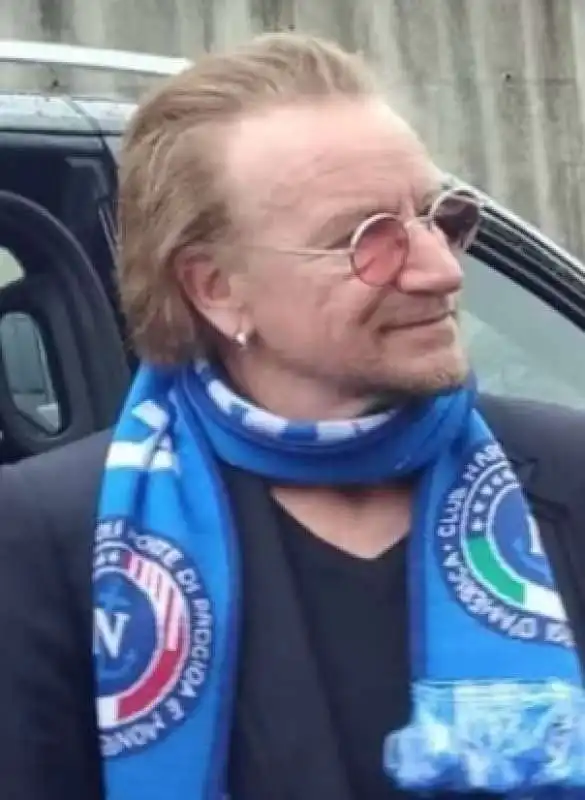 bono vox con la sciarpa del napoli 