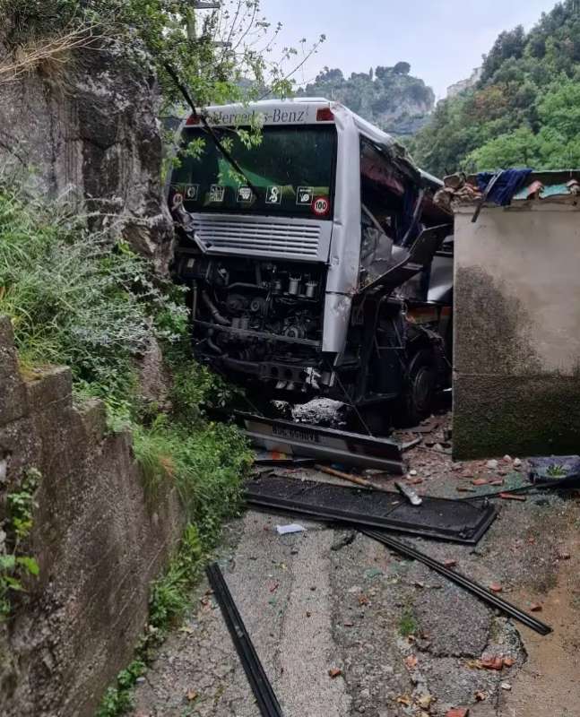 bus precipitato a ravello