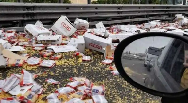 CAMION PERDE QUINTALI DI PASTA SULLA TANGENZIALE DI BARI