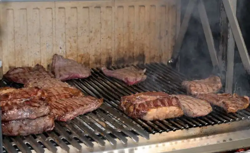 carne alla brace per gli invitati