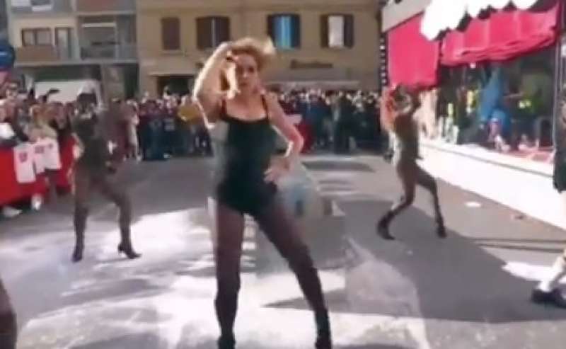 claudia gerini fa madonna a vivarai2 2