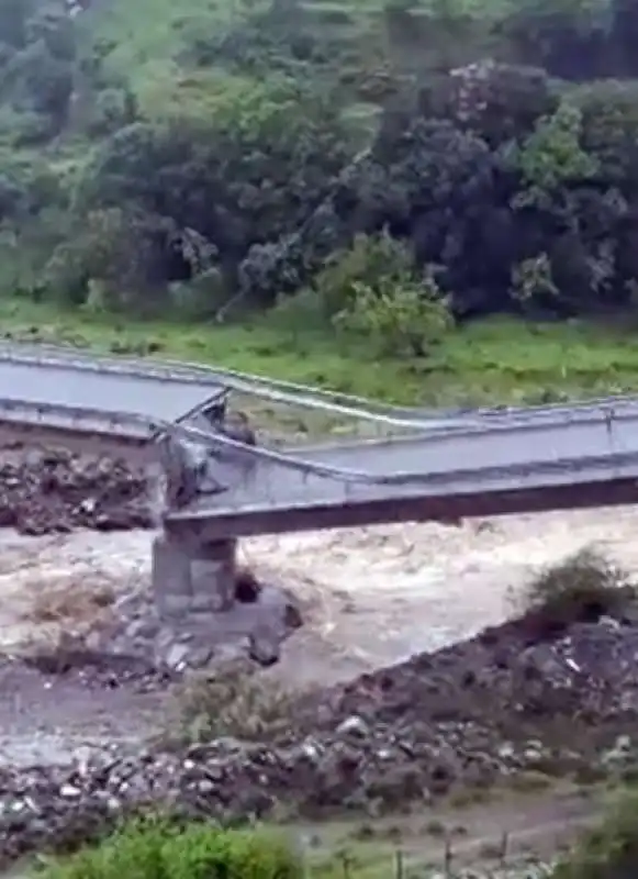 crollo del viadotto sul fiume trionto sulla sila 