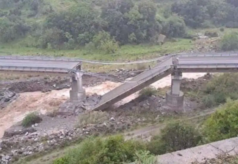 crollo del viadotto sul fiume trionto sulla sila  2