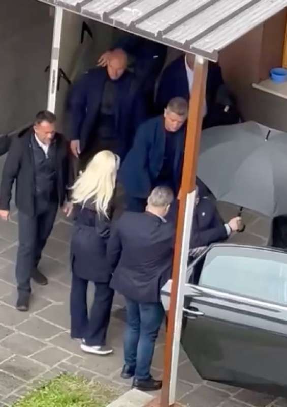 dago esclusiva silvio berlusconi esce dal san raffaele 1