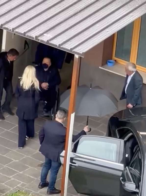 dago esclusiva silvio berlusconi esce dal san raffaele 6