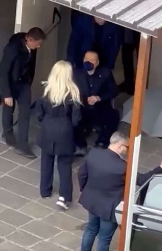 dago esclusiva silvio berlusconi esce dal san raffaele 7