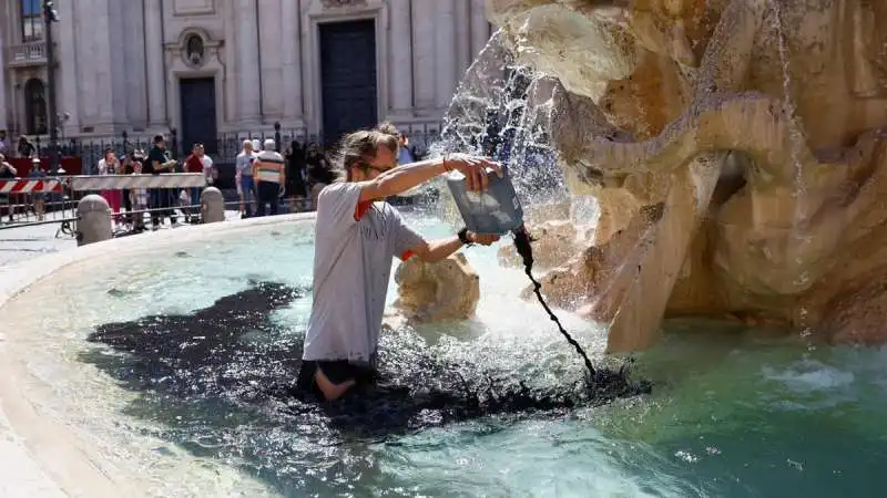 ECO ATTIVISTI IMBRATTANO FONTANA DEI QUATTRO FIUMI A PIAZZA NAVONA 