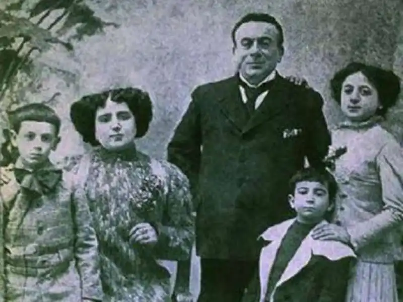 EDUARDO DE FILIPPO CON GENITORI E FRATELLI