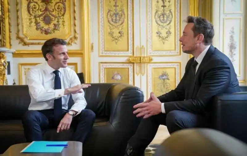 emmanuel macron elon musk a versailles 5