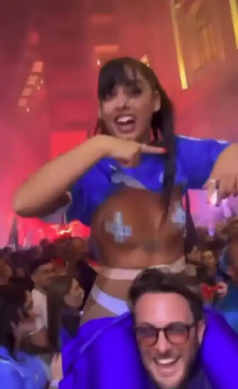 emy buono festeggia lo scudetto del napoli mezza nuda in piazza 2