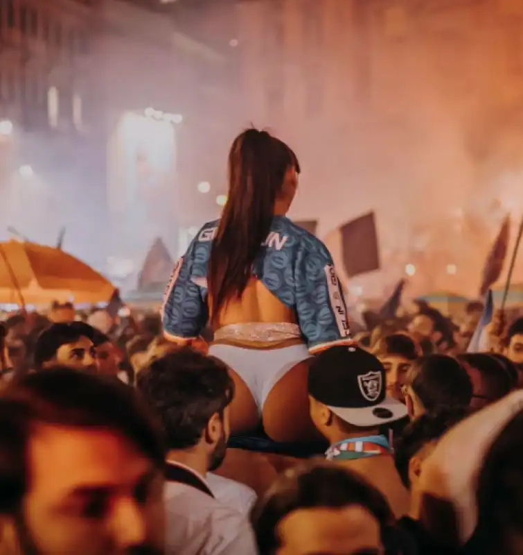 emy buono festeggia lo scudetto del napoli mezza nuda in piazza 5