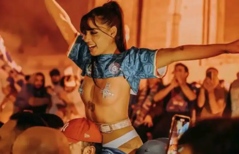 emy buono festeggia lo scudetto del napoli mezza nuda in piazza 6