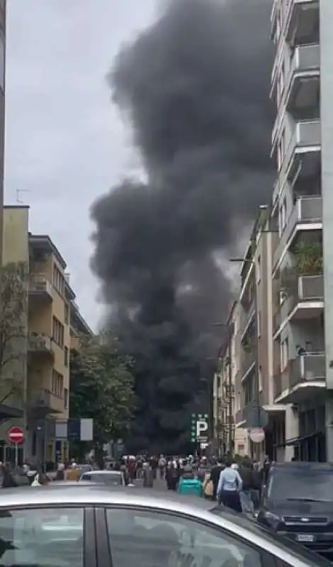 ESPLOSIONE IN CENTRO A MILANO 