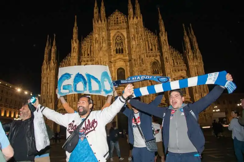 festa scudetto dei tifosi napoletani a milano 1