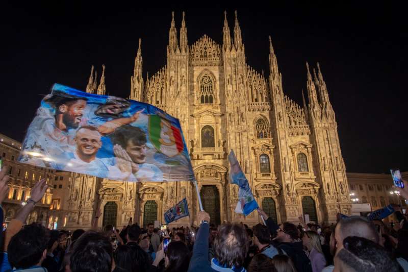 festa scudetto dei tifosi napoletani a milano 10