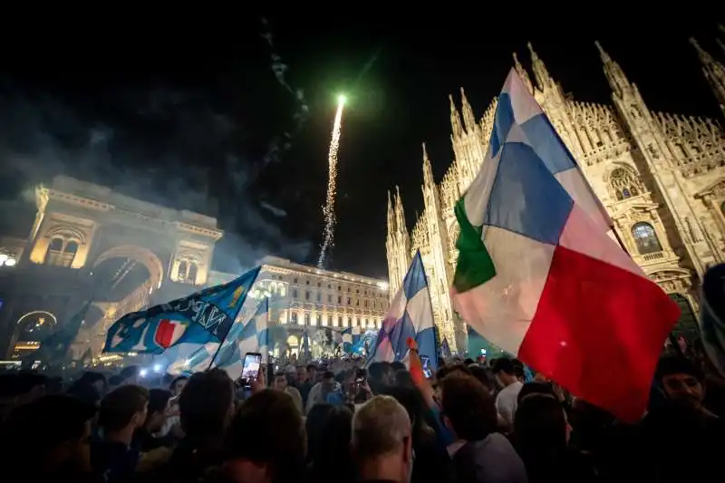 festa scudetto dei tifosi napoletani a milano 3