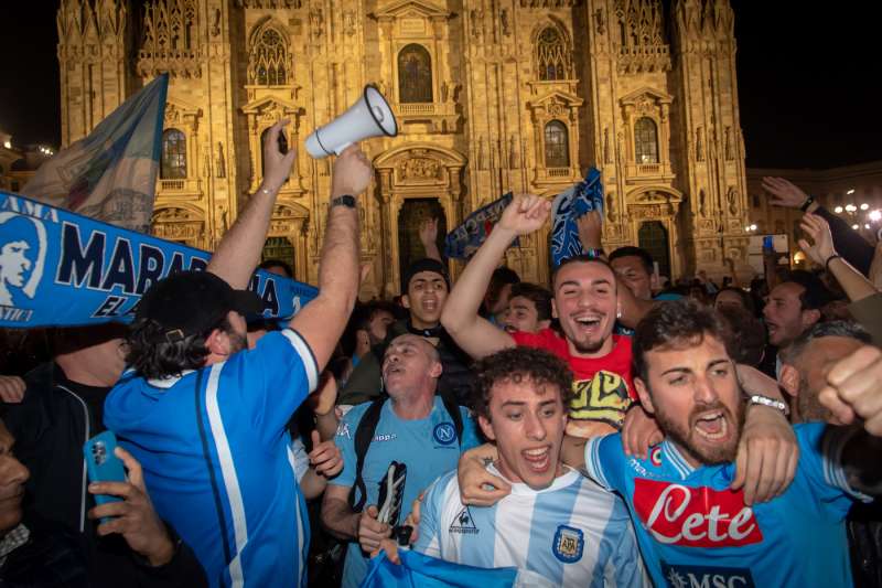 festa scudetto dei tifosi napoletani a milano 7