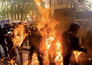 francia, scontri tra manifestanti e polizia 1 maggio 2023 1