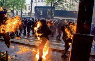 francia, scontri tra manifestanti e polizia 1 maggio 2023 10