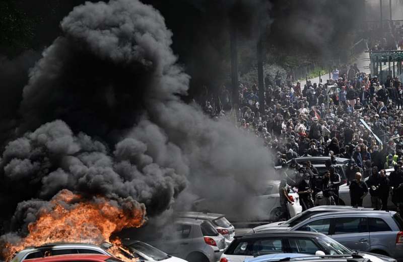 francia, scontri tra manifestanti e polizia 1 maggio 2023 11