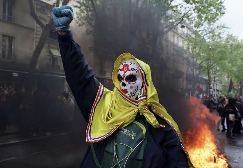 francia, scontri tra manifestanti e polizia 1 maggio 2023 12