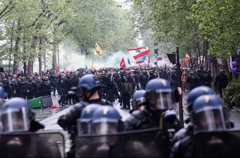 francia, scontri tra manifestanti e polizia   1 maggio 2023   14