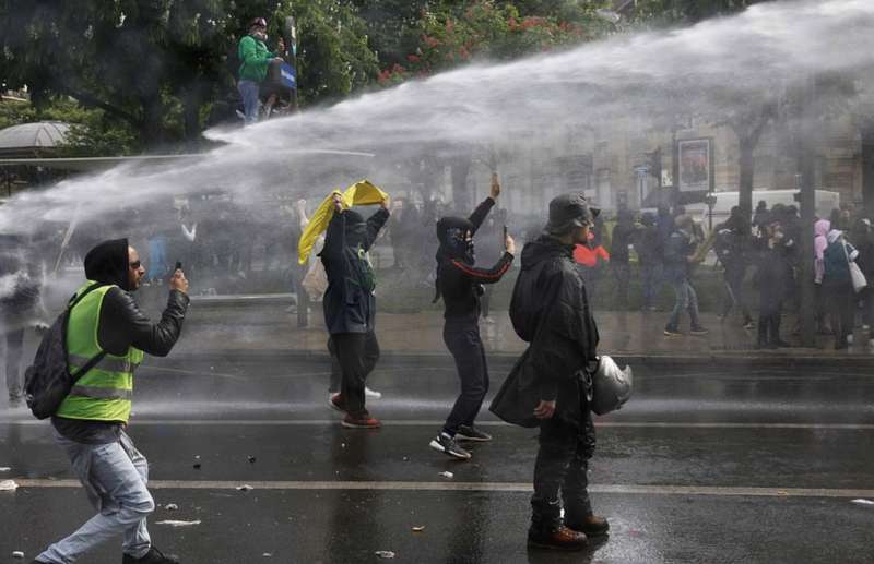 francia, scontri tra manifestanti e polizia 1 maggio 2023 15