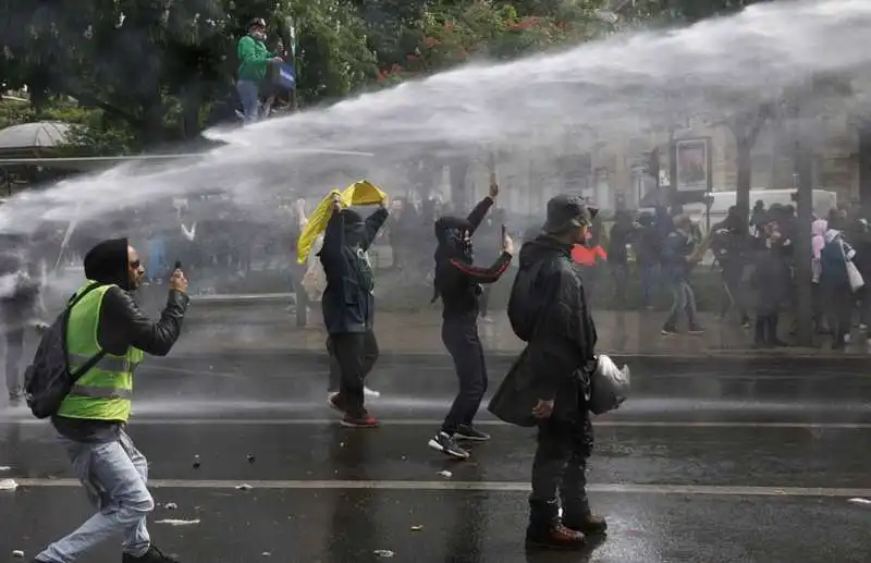 francia, scontri tra manifestanti e polizia   1 maggio 2023   15