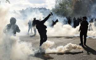 francia, scontri tra manifestanti e polizia 1 maggio 2023 16