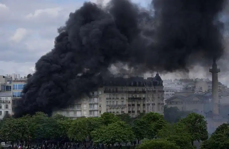 francia, scontri tra manifestanti e polizia   1 maggio 2023   17