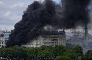 francia, scontri tra manifestanti e polizia 1 maggio 2023 17