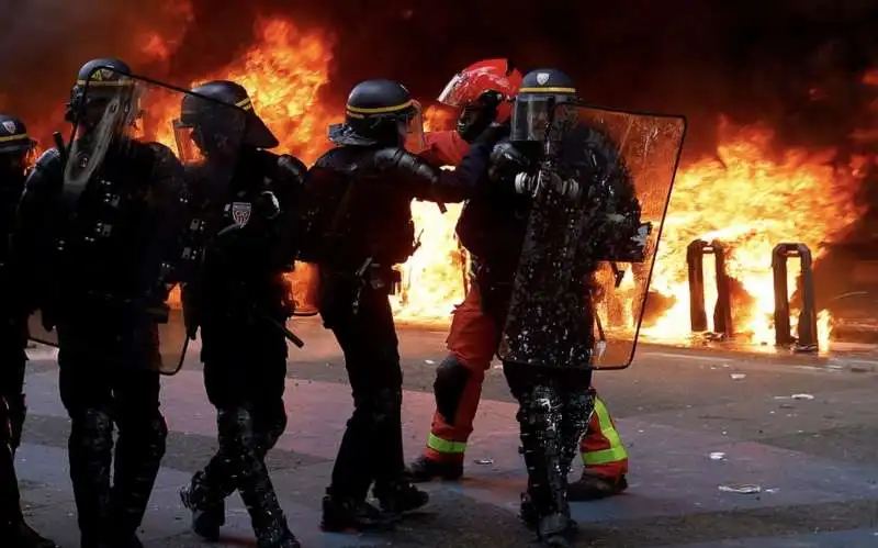 francia, scontri tra manifestanti e polizia   1 maggio 2023   18