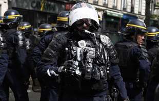 francia, scontri tra manifestanti e polizia 1 maggio 2023 2