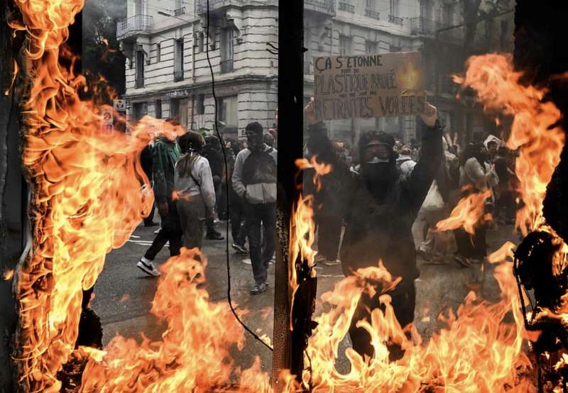 francia, scontri tra manifestanti e polizia 1 maggio 2023 20