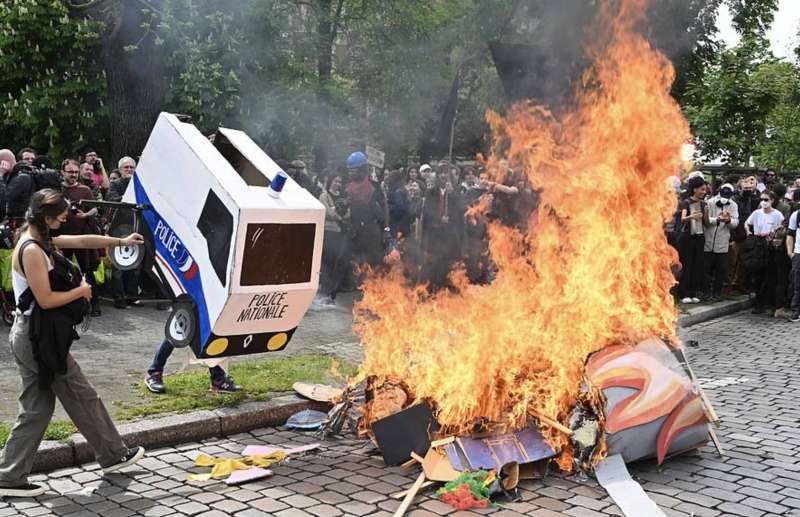 francia, scontri tra manifestanti e polizia 1 maggio 2023 4