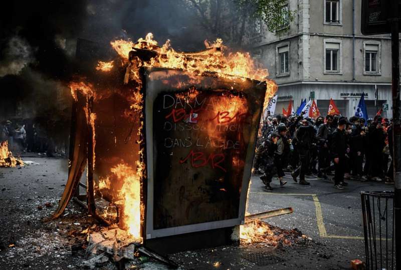 francia, scontri tra manifestanti e polizia 1 maggio 2023 5