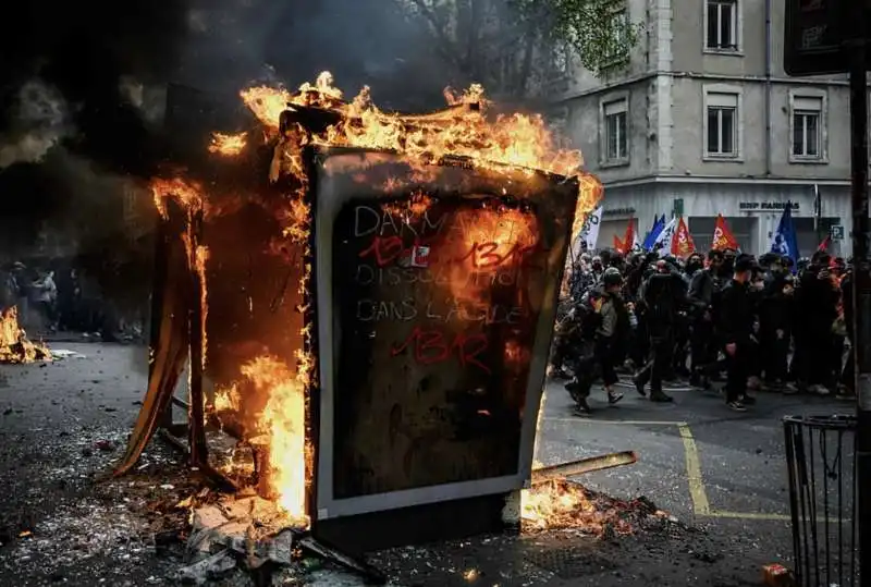 francia, scontri tra manifestanti e polizia   1 maggio 2023   5