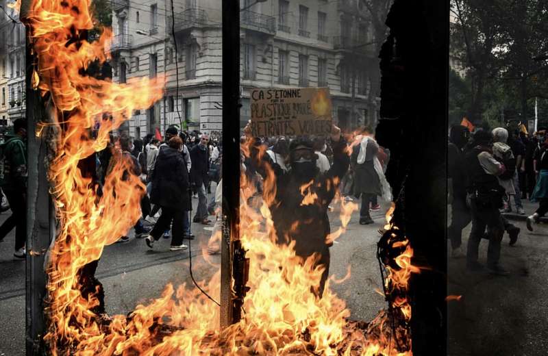 francia, scontri tra manifestanti e polizia 1 maggio 2023 6