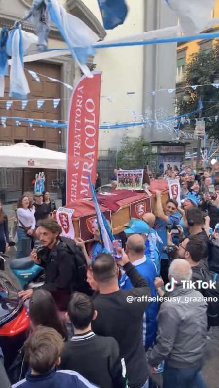 funerale della salernitana alla festa scudetto del napoli 4