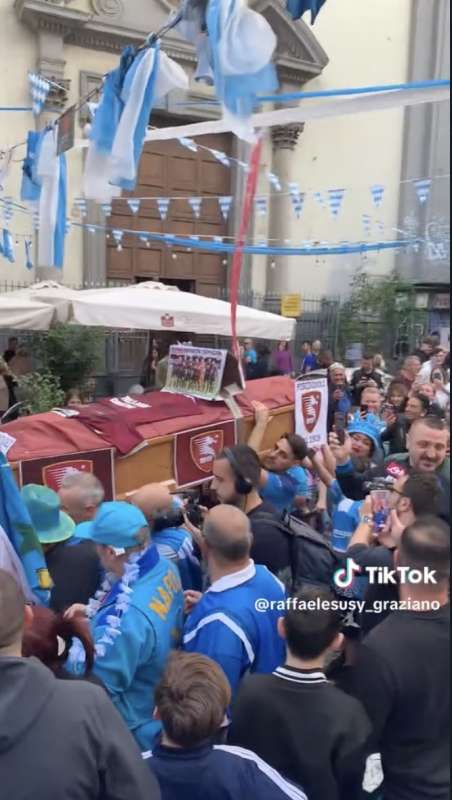 funerale della salernitana alla festa scudetto del napoli 5