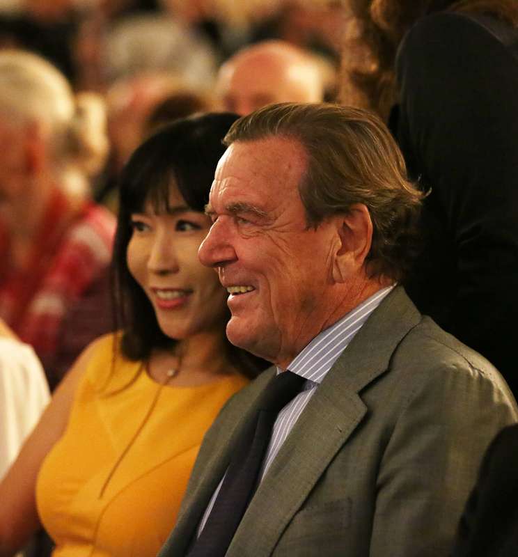 Gerhard Schroeder e la moglie Kim So-yeon