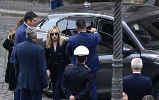 giorgia meloni arriva ai funerali di andrea augello